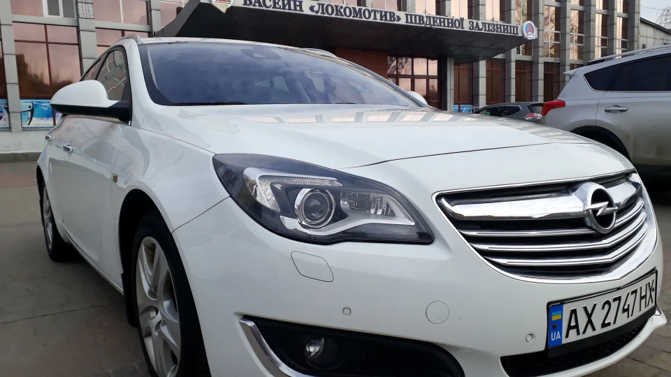 Opel Insignia Sports Tourer Frau Weiß 3
