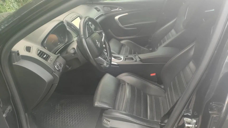 Opel Insignia Sports Tourer Recaro inside 2