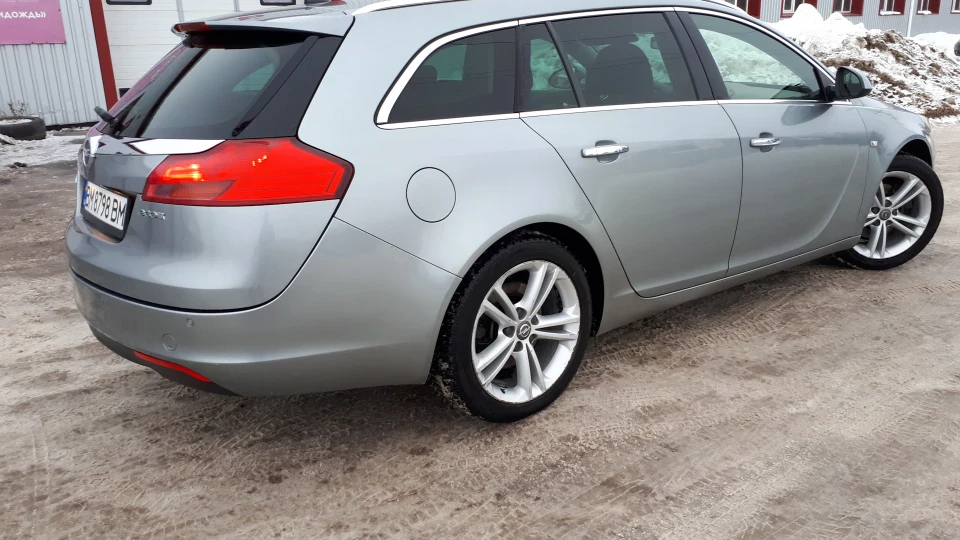 Opel Insignia Sports Tourer Трактор