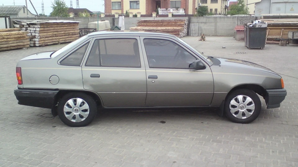 Opel Kadett 1.6 3