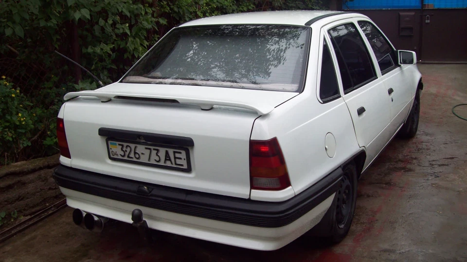 Opel Kadett білий перлітовий 2