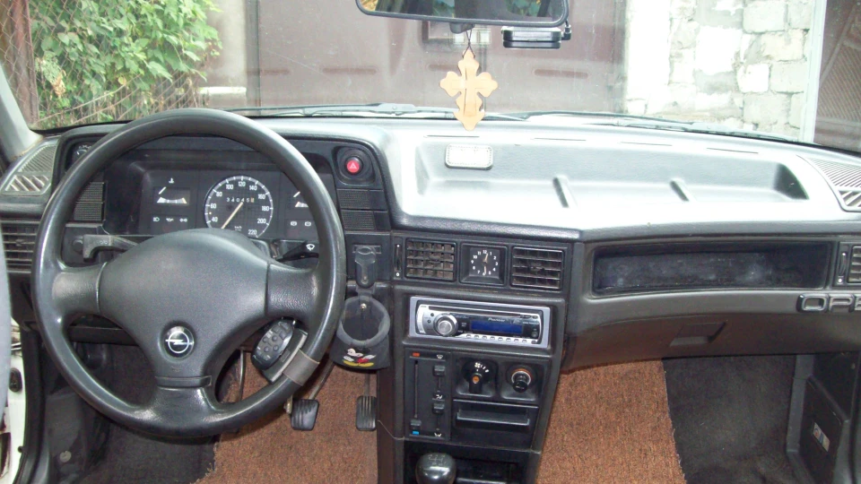 Opel Kadett білий перлітовий 5