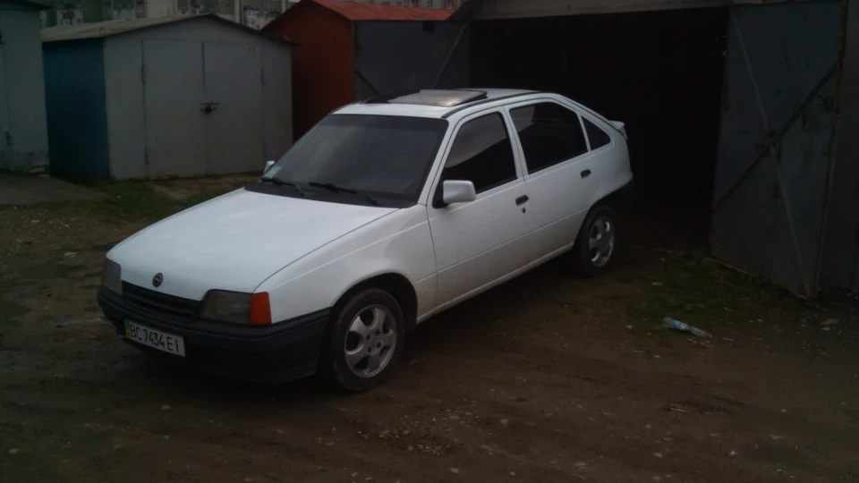 Opel Kadett Блонда 1.6i 3