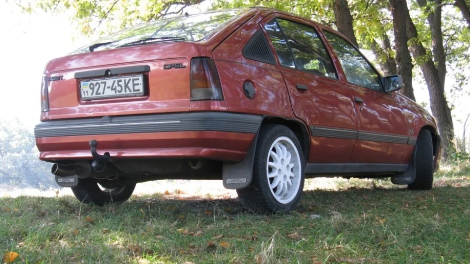 Opel Kadett CS 1.8 4