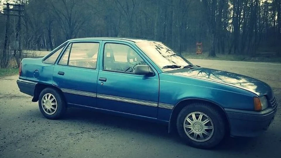 Opel Kadett блакитна лагуна 2