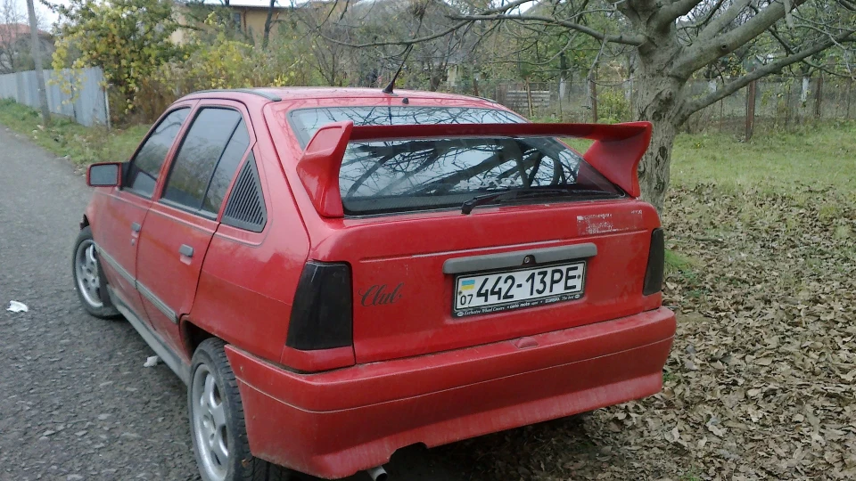 Opel Kadett червона старенька