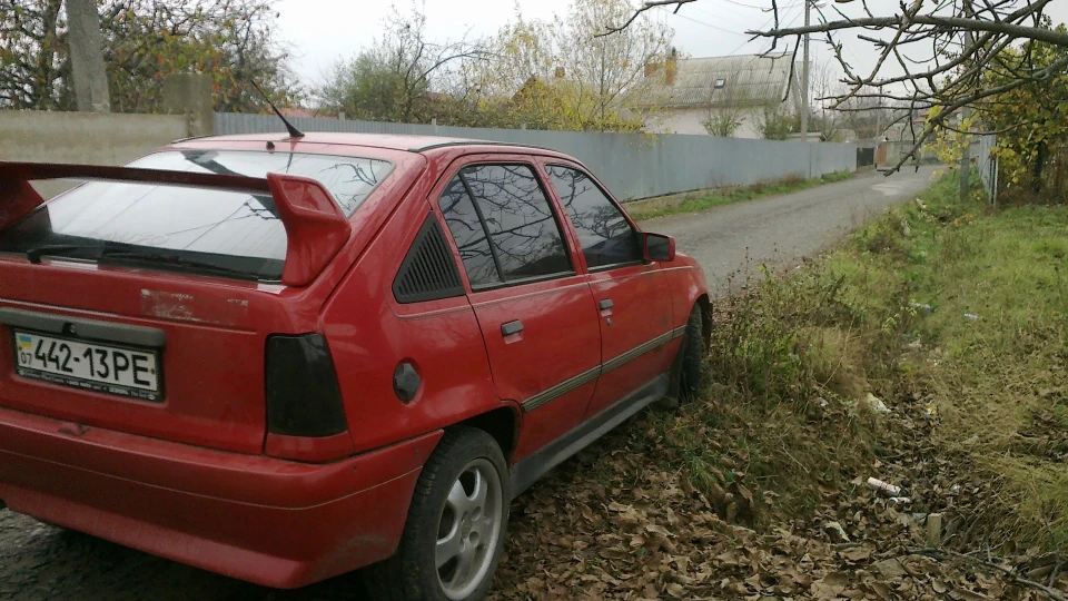 Opel Kadett червона старенька 2