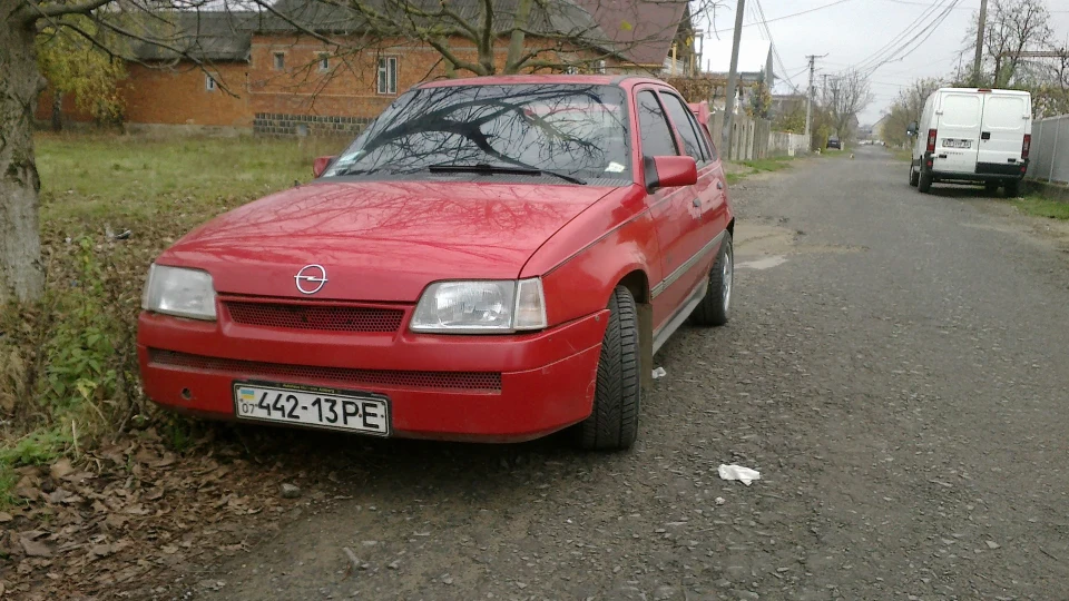 Opel Kadett червона старенька 3