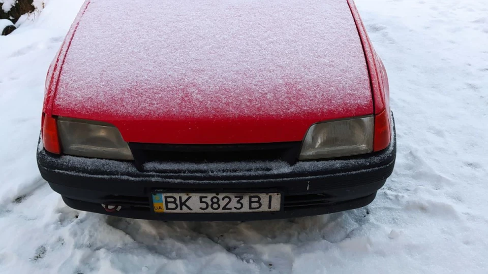 Opel Kadett Червоний 1.3 pierburg 1b 2