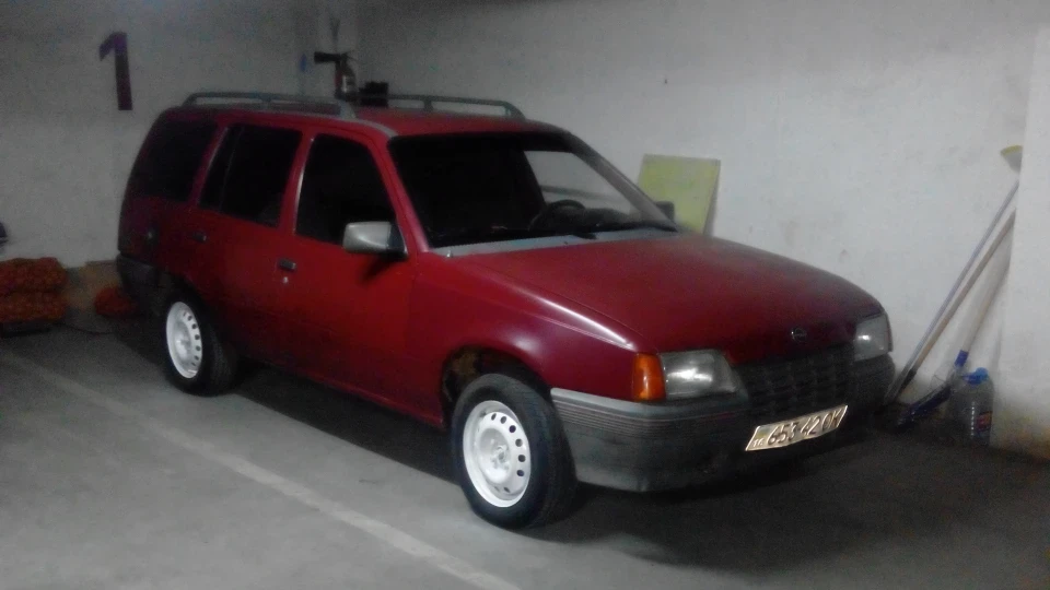 Opel Kadett Червоний довжиномір 1.6 2
