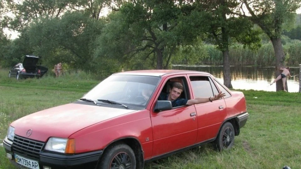 Opel Kadett Красний 2