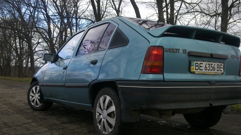 Opel Kadett (не синя) 2
