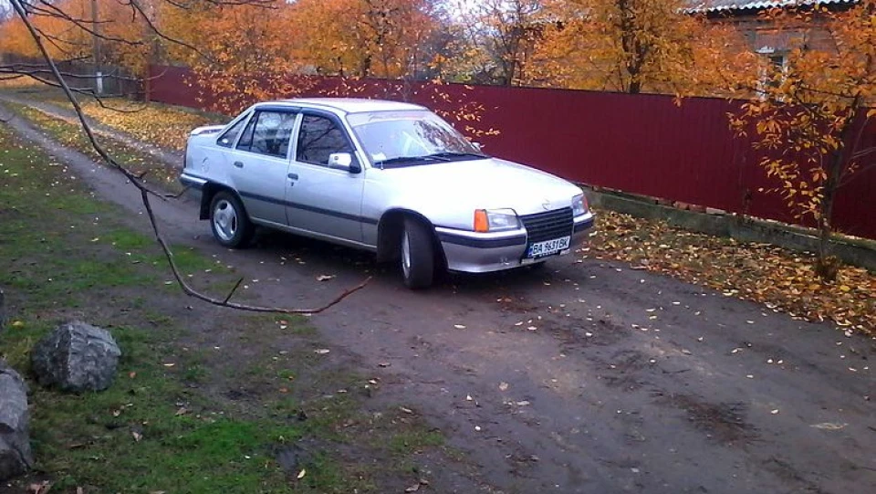 Opel Kadett сріблястий металік 2