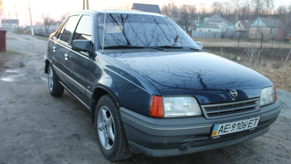 Opel Kadett синій металік 2