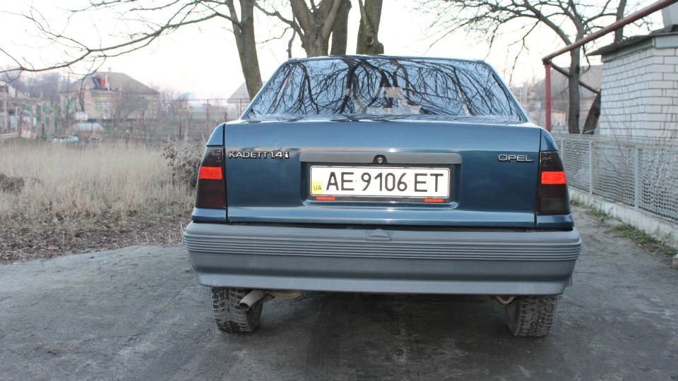 Opel Kadett синій металік 4