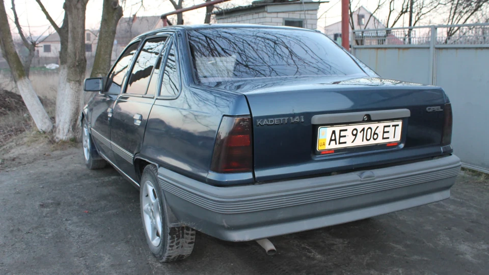 Opel Kadett синій металік 5