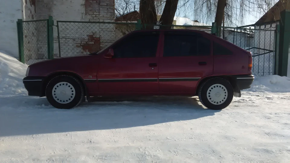 Opel Kadett вишневий 1,6MI C16NZ 5