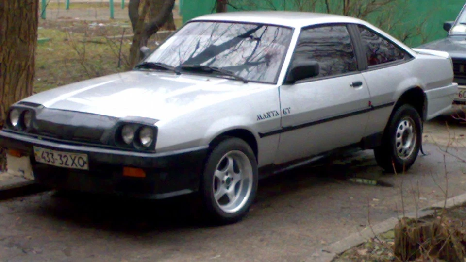 Opel Manta сріблястий металік