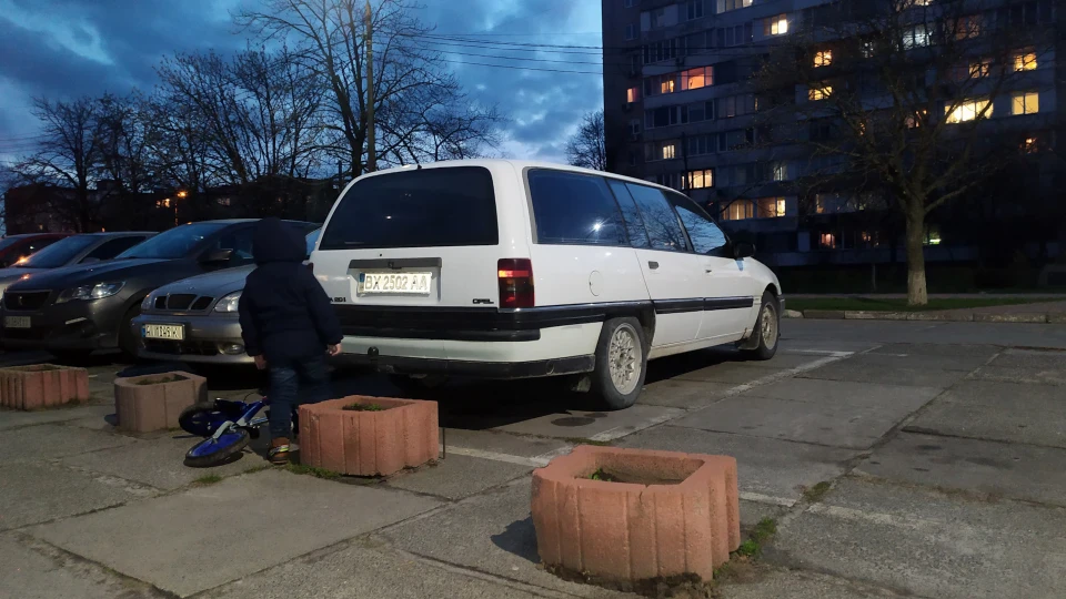Opel Omega 2 літровий пакет молока