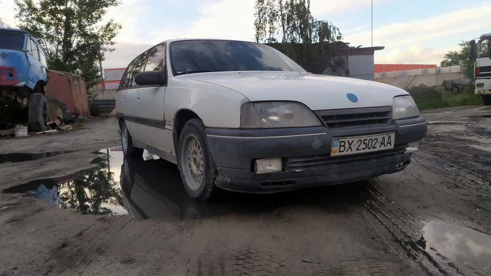 Opel Omega 2 літровий пакет молока 2