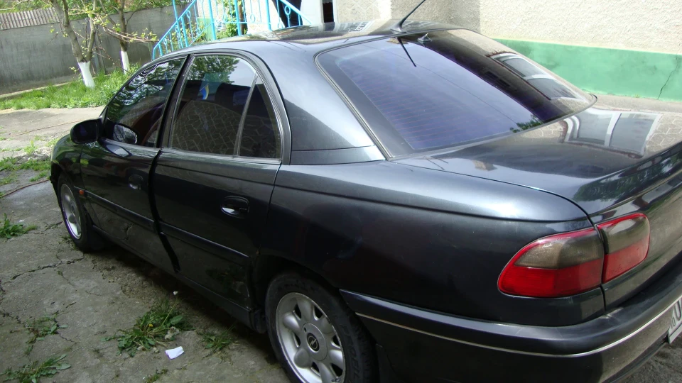 Opel Omega 2.0 16V 5