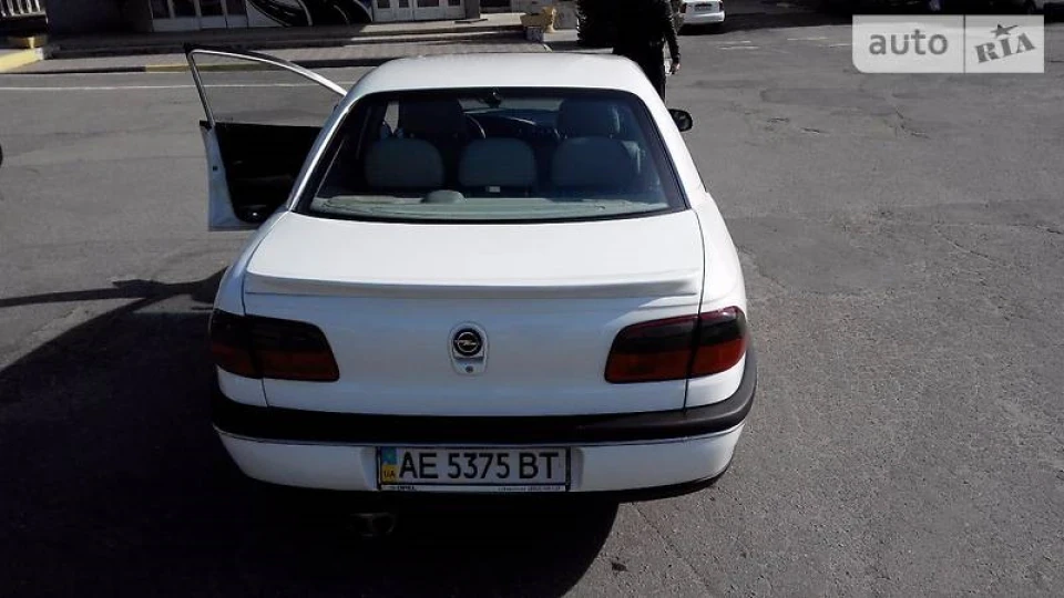 Opel Omega 2.0 білий ксералік 2