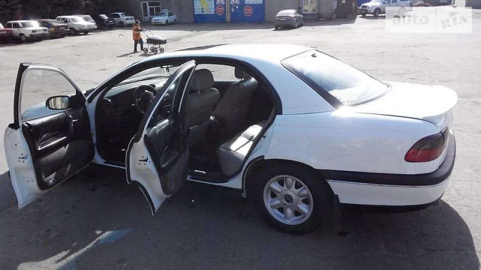 Opel Omega 2.0 білий ксералік 4