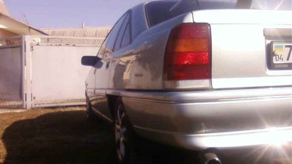 Opel Omega 2.0 i сірий перламутр 5
