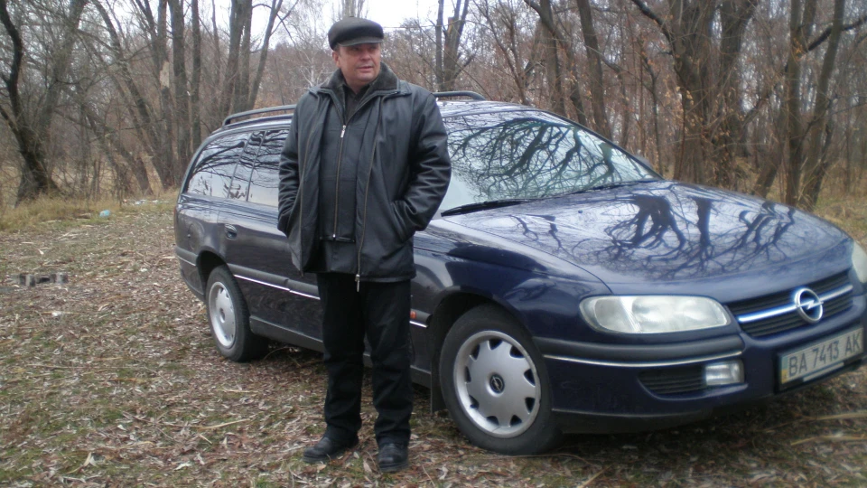 Opel Omega 2.0 синій металік 2