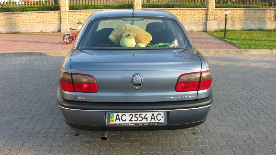Opel Omega 2.0 sport 2