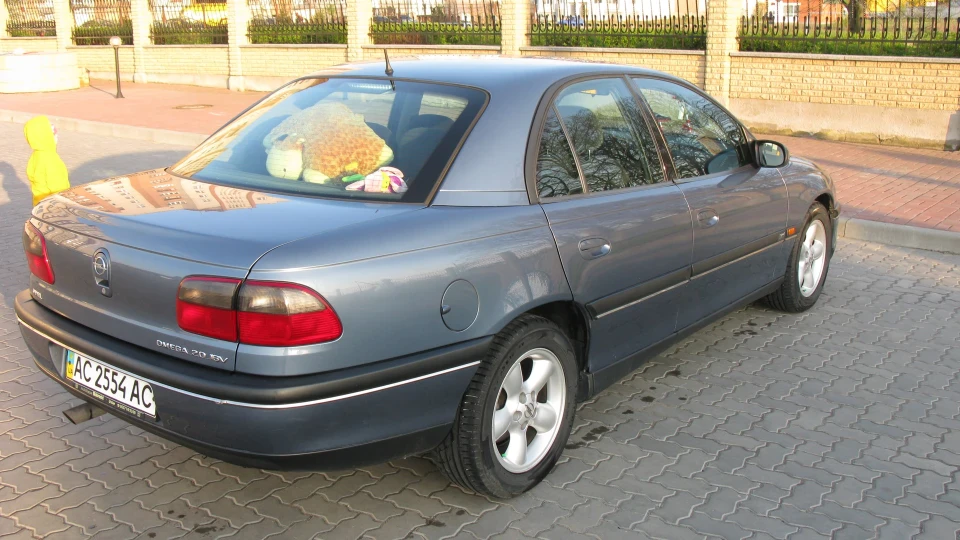 Opel Omega 2.0 sport 3