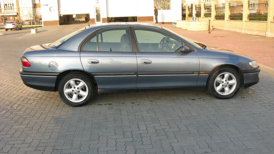 Opel Omega 2.0 sport 4