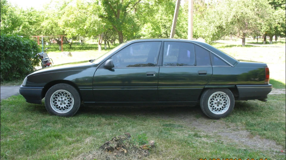 Opel Omega 2.0. Зелений металік