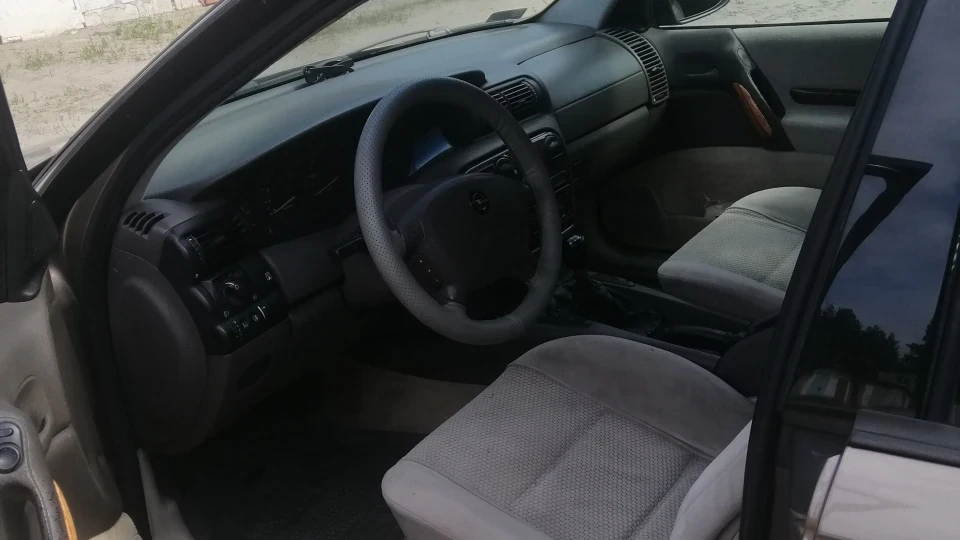 Opel Omega 2.0 2