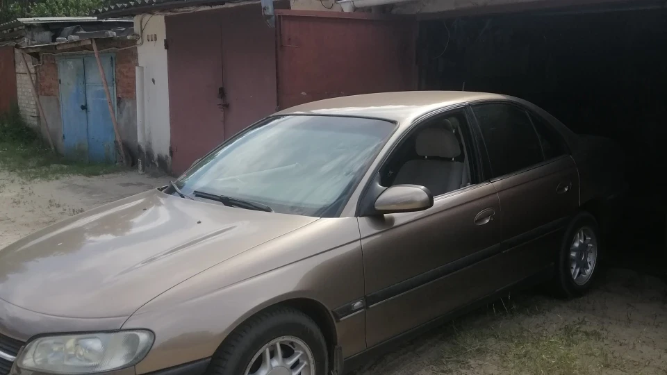 Opel Omega 2.0 4