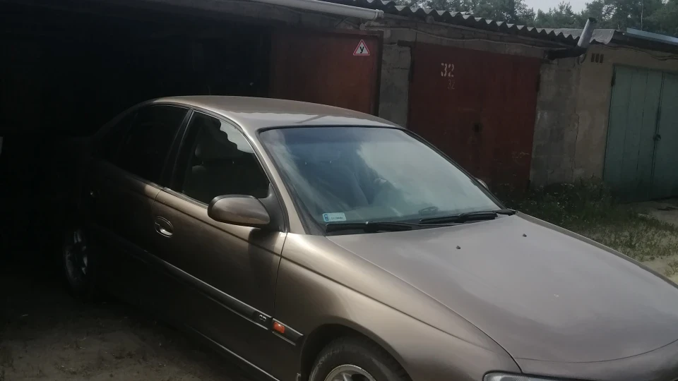 Opel Omega 2.0 5