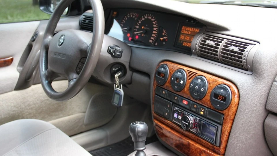 Opel Omega 2.5 V6 3