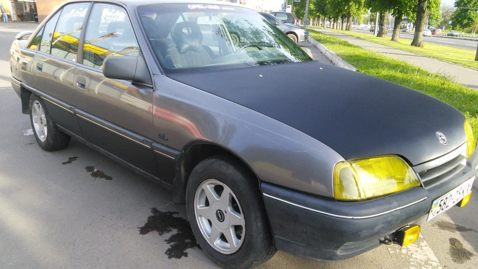 Opel Omega А 2.0 SE жовті очі 3