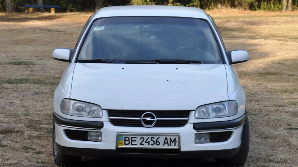 Opel Omega B 2.0 White 2