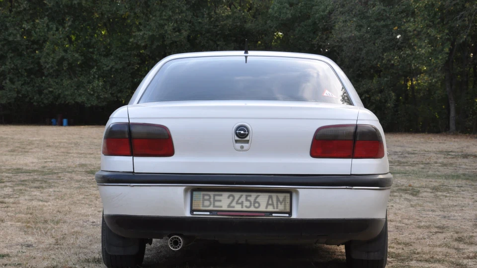 Opel Omega B 2.0 White 4
