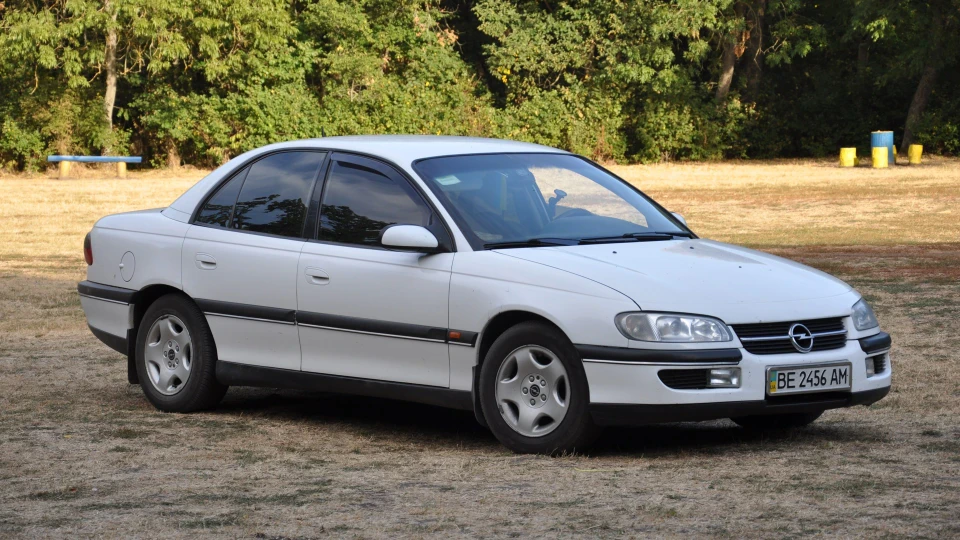 Opel Omega B 2.0 White 5