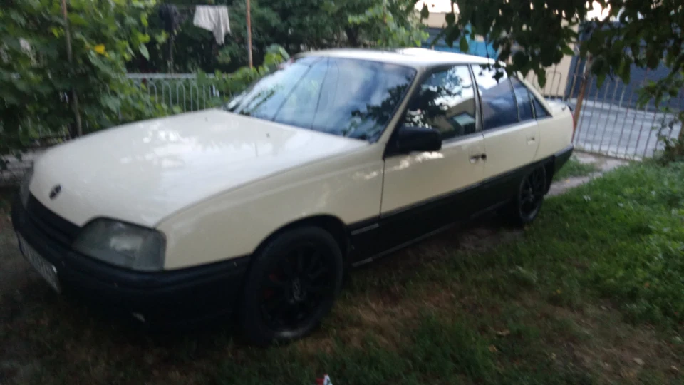 Opel Omega бежевая трудяга