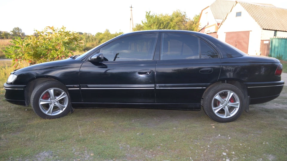 Opel Omega чорний кадилак 2.0 газ 3