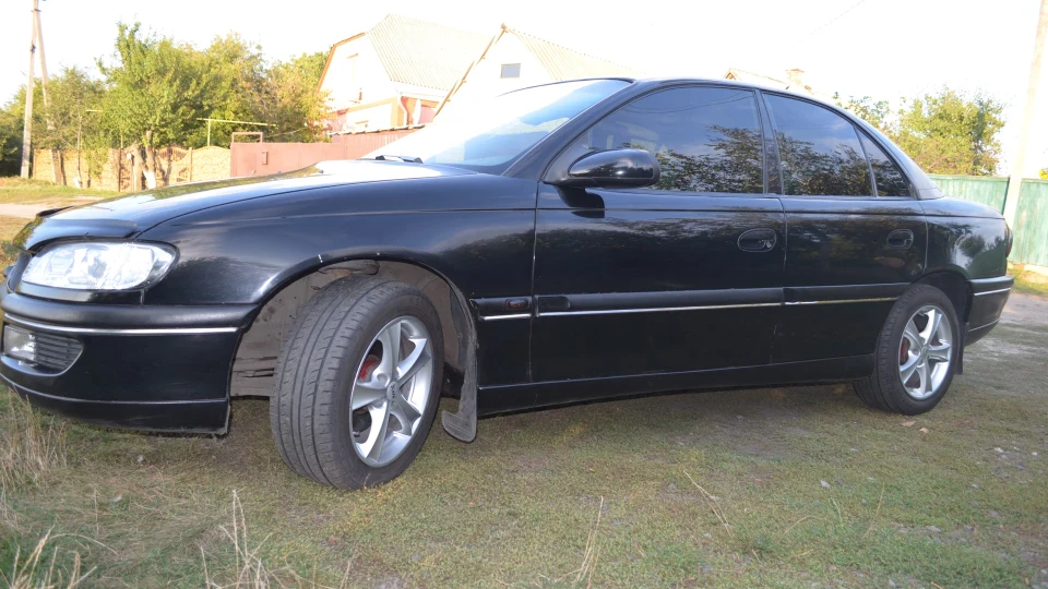 Opel Omega чорний кадилак 2.0 газ 4
