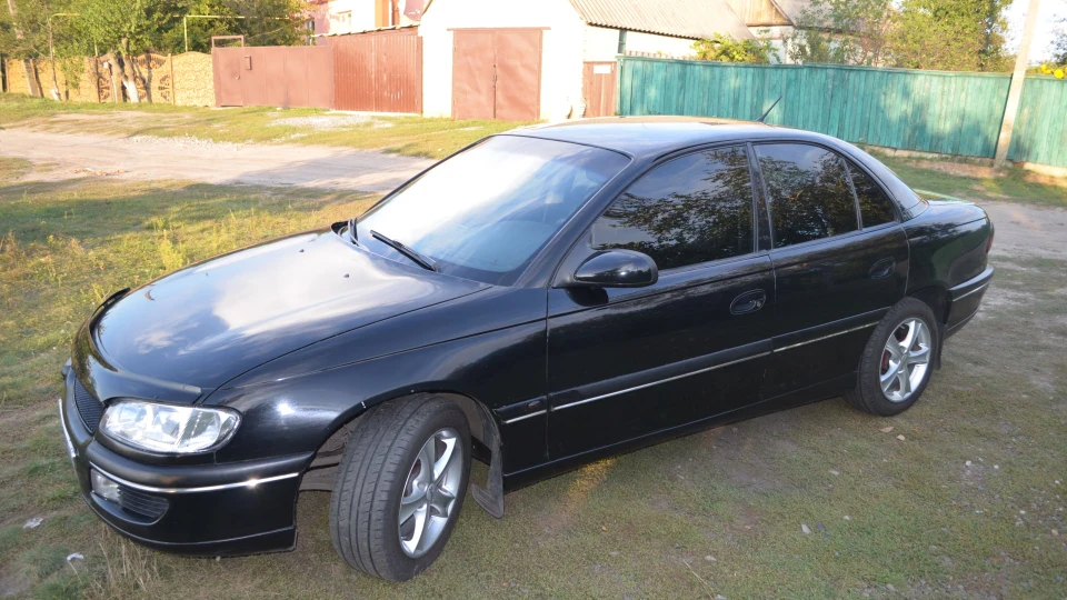 Opel Omega чорний кадилак 2.0 газ 5