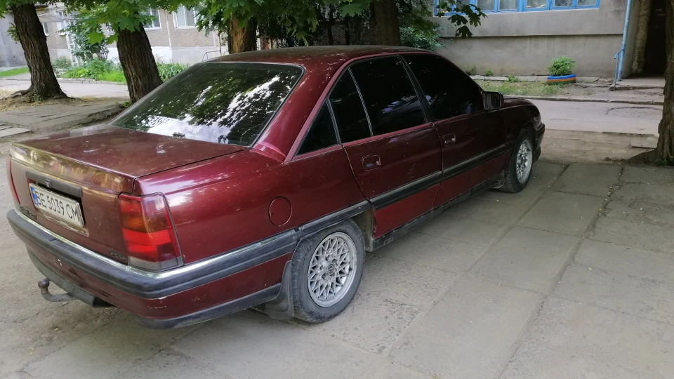 Opel Omega Червоний корабель
