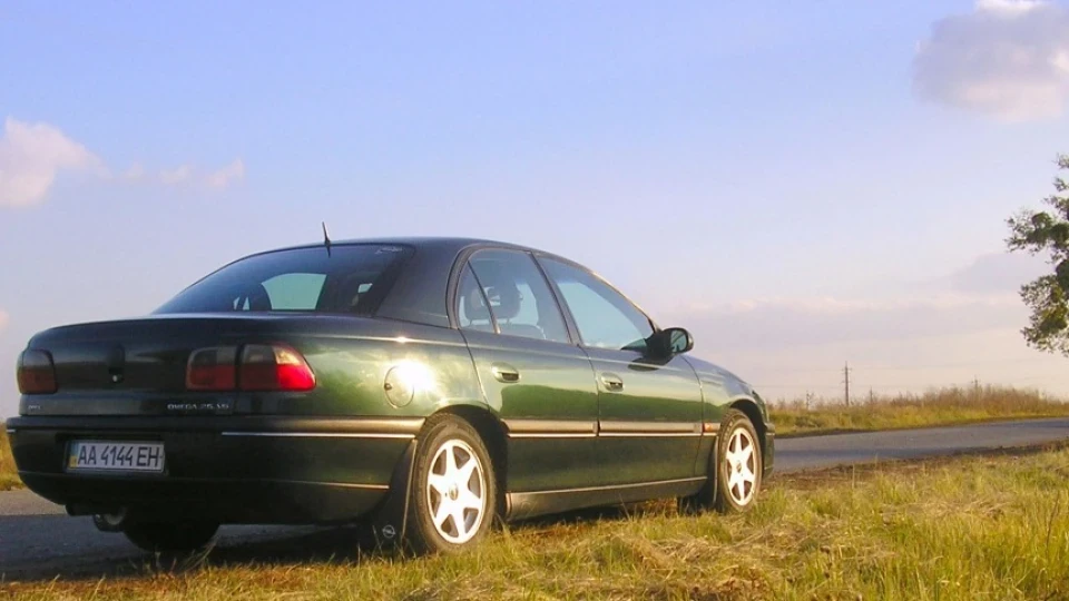Opel Omega просто V6 4