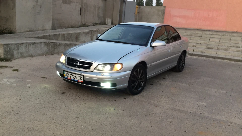 Opel Omega Сріблястий V6 2.6 2