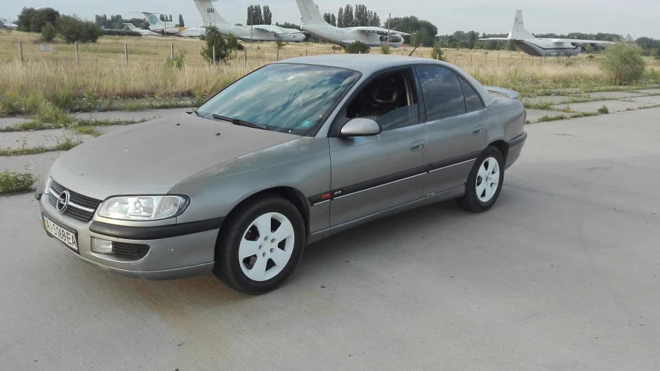 Opel Omega Сірий лайнер 4