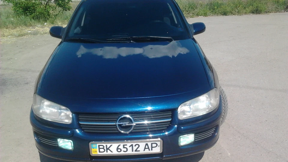 Opel Omega синій металік 2